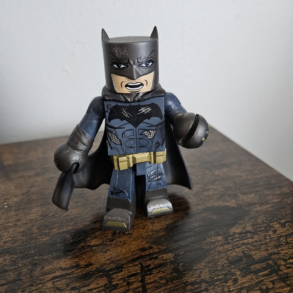 Batman Battle Damaged Vinimate Walgreens Exclusive 2017 Action Figure